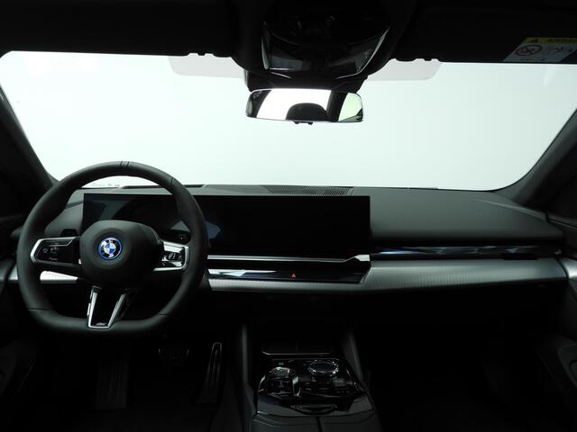 BMW 5-SERIE Touring 530e M-Sportpakket pro / Trekhaak / Panoramadak / Travel Pack / Innovation Pack / Park assist / Alu wielen 21 inch