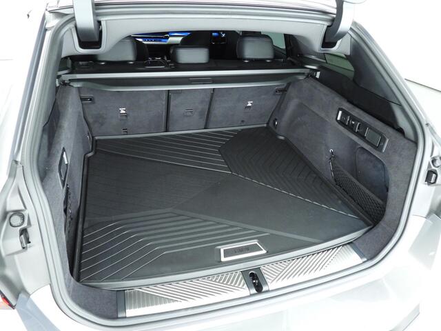 BMW 5-SERIE Touring 530e M-Sportpakket pro / Trekhaak / Panoramadak / Travel Pack / Innovation Pack / Park assist / Alu wielen 21 inch