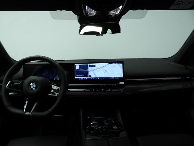 BMW 5-SERIE Touring 520d | M-Sportpakket | LED | HUD | Trekhaak | Active cruise | Keyles go | DAB | Harman-kardon sound | Alu 20 inch