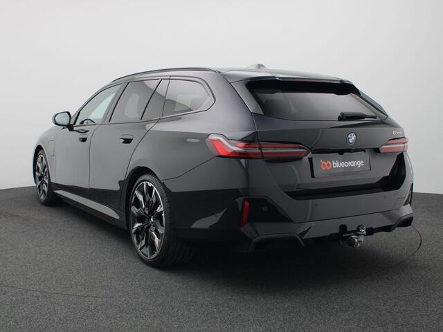 BMW 5-SERIE Touring 530e M Sport Edition 299PK AUT. Panoramadak, Keyless, Adaptieve Cruise, Memorystoel, Head-Up Display, Elektr. Achterklep, Stoelverwarming+Koeling, Stuurverwarming, Volleder, Trekhaak, 21" LM Velgen