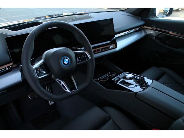 BMW 5-SERIE Touring 530e M Sport Automat / Panoramadak / Trekhaak / Stoelventilatie / Adaptieve LED / Parking Assistant Plus / Comfort Access