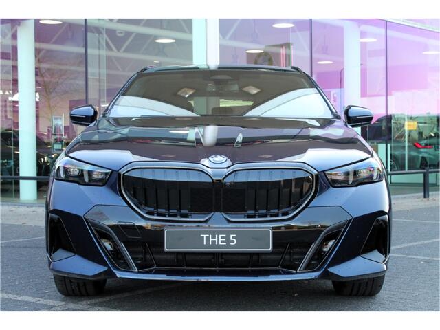 BMW 5-SERIE Touring 530e M Sport Automat / Panoramadak / Trekhaak / Stoelventilatie / Adaptieve LED / Parking Assistant Plus / Comfort Access