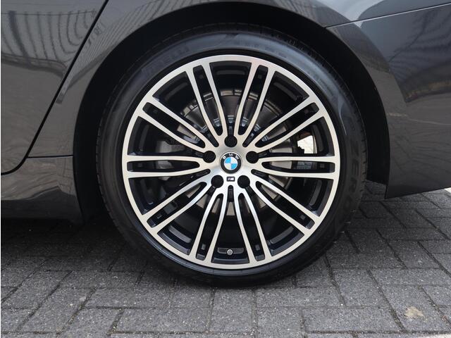 BMW 5-SERIE Touring 520i High Executive Edition | 19 Inch | 4-zone ACC | Trekhaak
