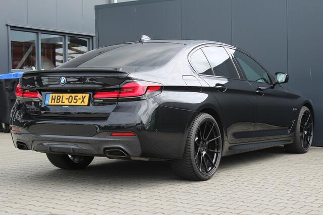 BMW 5-SERIE 545e xDrive Business Edition Plus | Incl. 12 maanden garantie | Harman/Kardon | Dodehoek detectie | F1 Flippers | Cruise control | Apple carplay/Android auto | Stoelverwarming | Lichtmetalen velgen 20"
