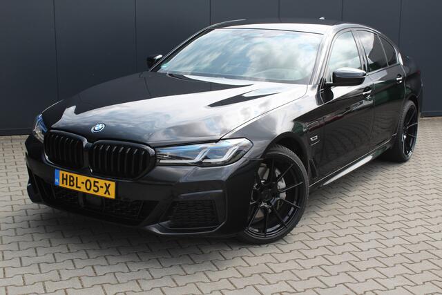 BMW 5-SERIE 545e xDrive Business Edition Plus | Incl. 12 maanden garantie | Harman/Kardon | Dodehoek detectie | F1 Flippers | Cruise control | Apple carplay/Android auto | Stoelverwarming | Lichtmetalen velgen 20"