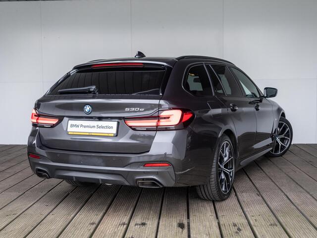 BMW 5-SERIE Touring 530e | M Sportpakket | Innovation Pack | 19 inch | Driving Assistant | BMW Laserlight | Head Up Display | Trekhaak