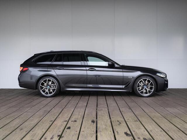 BMW 5-SERIE Touring 530e | M Sportpakket | Innovation Pack | 19 inch | Driving Assistant | BMW Laserlight | Head Up Display | Trekhaak