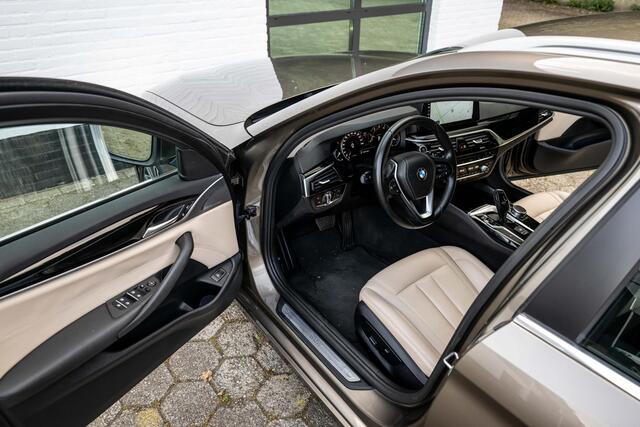 BMW 5-SERIE Touring 520i Executive Leder Trekhaak LED Orig NL Auto