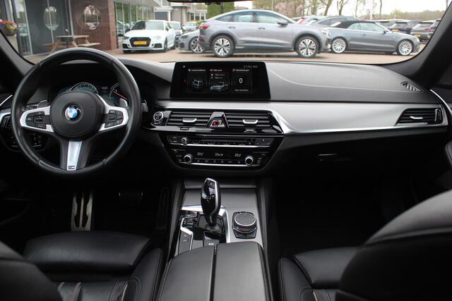 BMW 5-SERIE Touring 520d High Exe. M Sport / Panoramadak / Camera / Head-up / 19'' / Leder / Navigatie / Stoelverwarming / Cruise Control