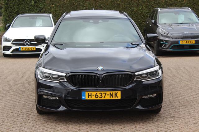 BMW 5-SERIE Touring 520d High Exe. M Sport / Panoramadak / Camera / Head-up / 19'' / Leder / Navigatie / Stoelverwarming / Cruise Control