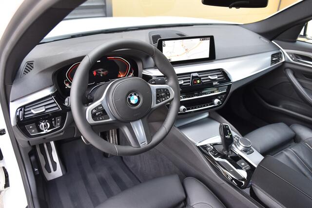 BMW 5-SERIE 520i High Executive * M Sportpakket * Comfortstoelen * Glasdak * Trekhaak * Sfeerverlichting *