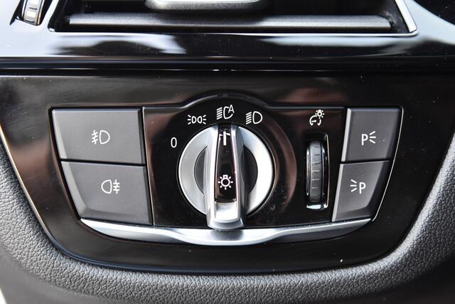 BMW 5-SERIE 520i High Executive * M Sportpakket * Comfortstoelen * Glasdak * Trekhaak * Sfeerverlichting *