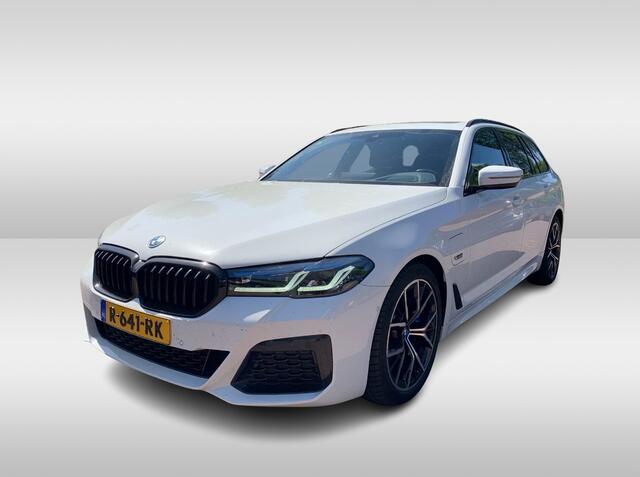 BMW 5-SERIE Touring 530e Business Ed. M Sport / Trekhaak / Panoramadak / Head-up / 19'' / Laser LED / Sfeerverlichting / Leder / Safety-pack / Stuurverwarming / Cruise Control