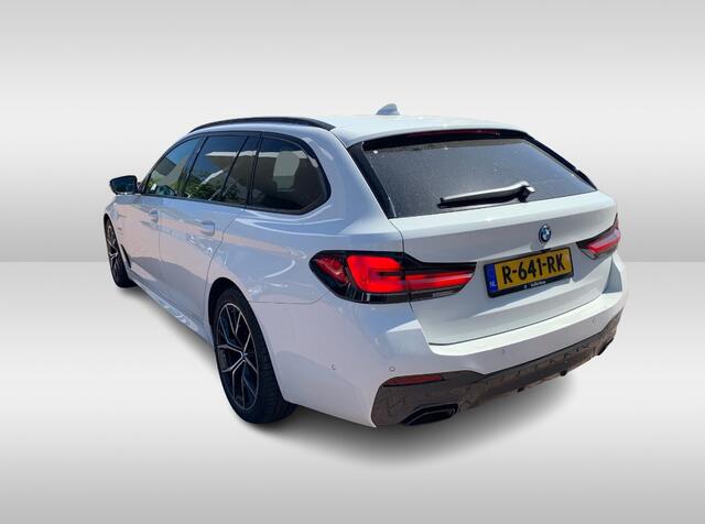 BMW 5-SERIE Touring 530e Business Ed. M Sport / Trekhaak / Panoramadak / Head-up / 19'' / Laser LED / Sfeerverlichting / Leder / Safety-pack / Stuurverwarming / Cruise Control