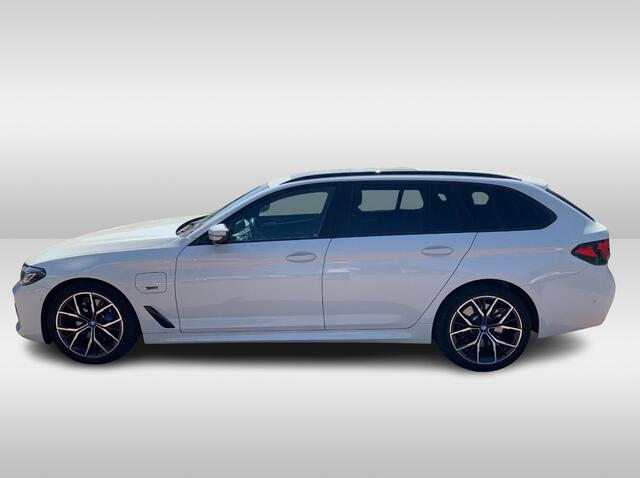 BMW 5-SERIE Touring 530e Business Ed. M Sport / Trekhaak / Panoramadak / Head-up / 19'' / Laser LED / Sfeerverlichting / Leder / Safety-pack / Stuurverwarming / Cruise Control