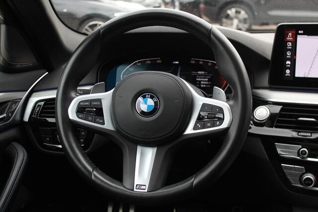 BMW 5-SERIE Touring 530e Business Ed. M Sport / Trekhaak / Panoramadak / Head-up / 19'' / Laser LED / Sfeerverlichting / Leder / Safety-pack / Stuurverwarming / Cruise Control
