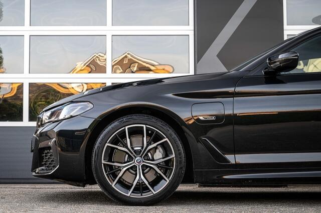 BMW 5-SERIE 530 530e Business Edition Plus | Shadow | M Sport | Panorama | Laser | Head-up | Leder | Camera | H/K |Trekhaak | 19 Inch |