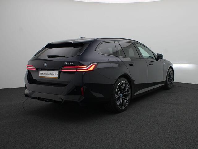 BMW 5-SERIE 530e Touring M Sport Edition | Travel Pack | Trekhaak | Achteruitrijcamera | Driving Assistant Plus | 20"