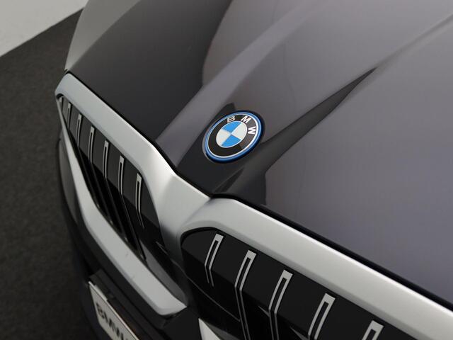 BMW 5-SERIE 530e Touring M Sport Edition | Travel Pack | Trekhaak | Achteruitrijcamera | Driving Assistant Plus | 20"