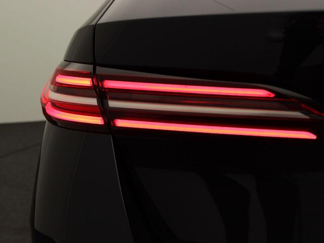 BMW 5-SERIE 530e Touring M Sport Edition | Travel Pack | Trekhaak | Achteruitrijcamera | Driving Assistant Plus | 20"