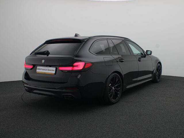 BMW 5-SERIE Touring 530i M Sportpakket | Stuurwielrand Verwarmd | Comfort Access | Panoramadak | Driving Assistant Professional | Head-Up Display | HiFi | 18''