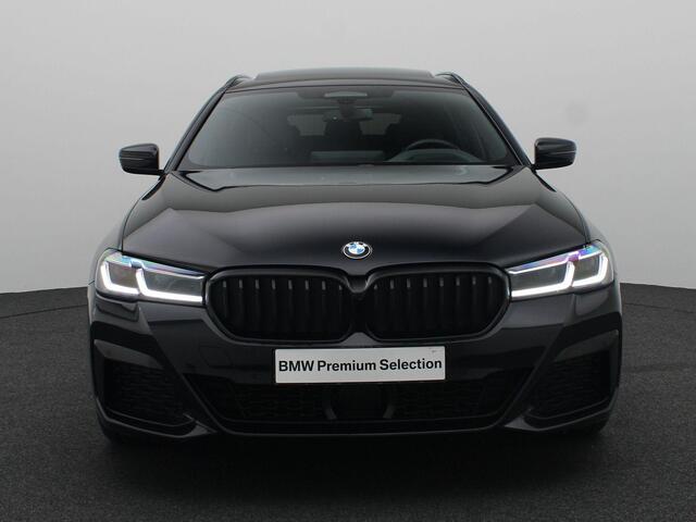 BMW 5-SERIE Touring 530i M Sportpakket | Stuurwielrand Verwarmd | Comfort Access | Panoramadak | Driving Assistant Professional | Head-Up Display | HiFi | 18''