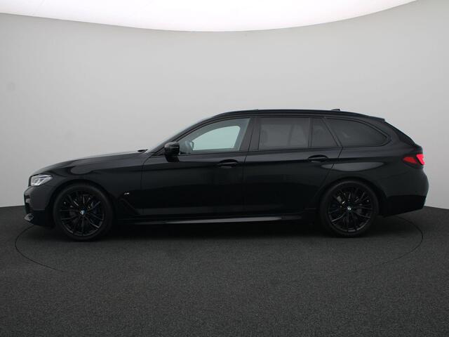 BMW 5-SERIE Touring 530i M Sportpakket | Stuurwielrand Verwarmd | Comfort Access | Panoramadak | Driving Assistant Professional | Head-Up Display | HiFi | 18''