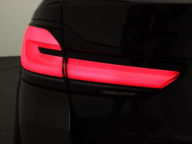 BMW 5-SERIE Touring 530i M Sportpakket | Stuurwielrand Verwarmd | Comfort Access | Panoramadak | Driving Assistant Professional | Head-Up Display | HiFi | 18''