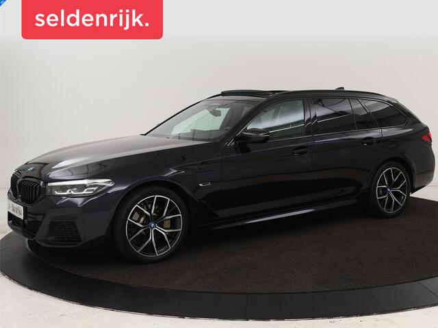 BMW 5-SERIE 530e xDrive M Sport | Panoramadak | Harman/Kardon | Stoel & stuurverwarming | Adaptive cruise | Camera | Trekhaak | Carplay | Achterbankverwarming | Live Cockpit | Sportstoelen