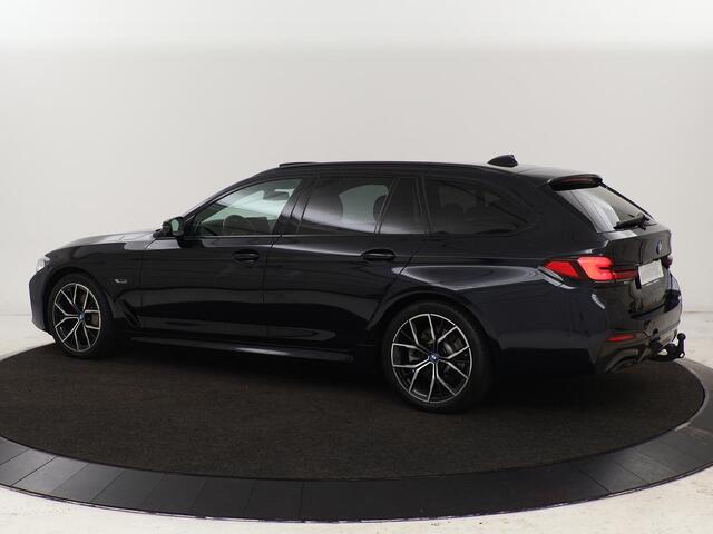BMW 5-SERIE 530e xDrive M Sport | Panoramadak | Harman/Kardon | Stoel & stuurverwarming | Adaptive cruise | Camera | Trekhaak | Carplay | Achterbankverwarming | Live Cockpit | Sportstoelen