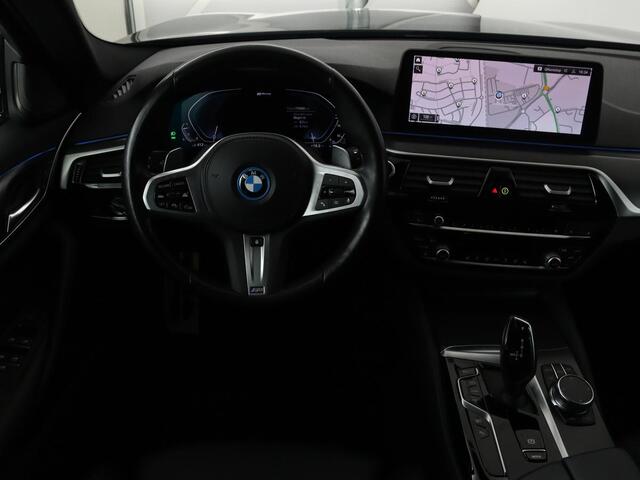 BMW 5-SERIE 530e xDrive M Sport | Panoramadak | Harman/Kardon | Stoel & stuurverwarming | Adaptive cruise | Camera | Trekhaak | Carplay | Achterbankverwarming | Live Cockpit | Sportstoelen