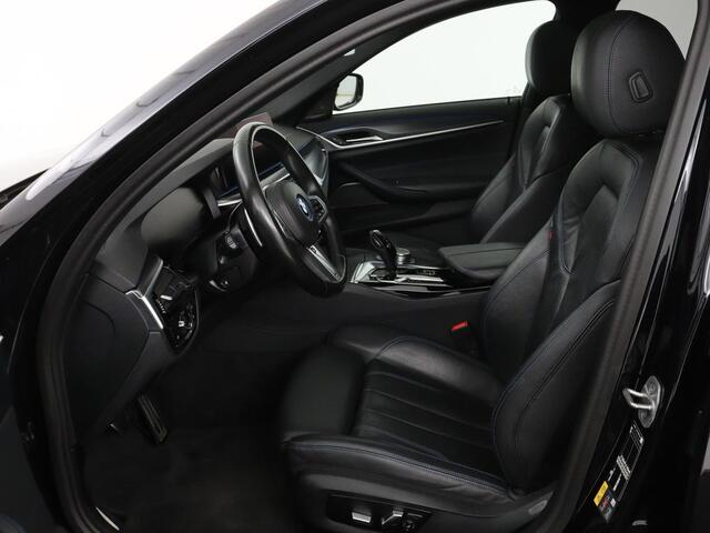 BMW 5-SERIE 530e xDrive M Sport | Panoramadak | Harman/Kardon | Stoel & stuurverwarming | Adaptive cruise | Camera | Trekhaak | Carplay | Achterbankverwarming | Live Cockpit | Sportstoelen