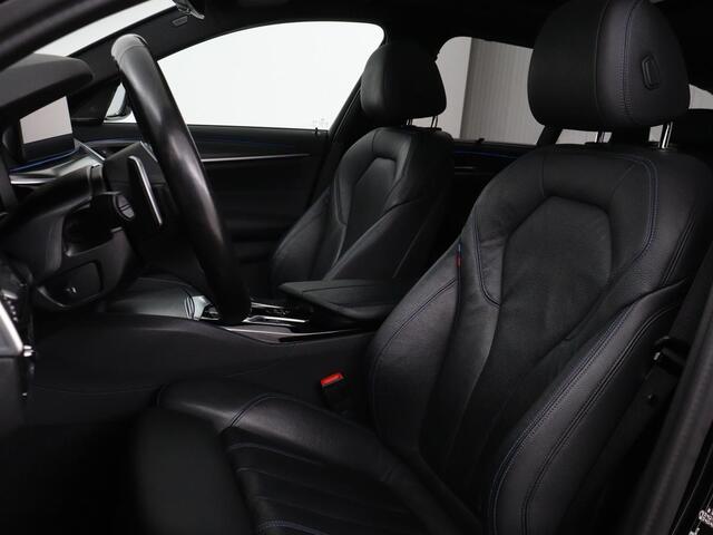 BMW 5-SERIE 530e xDrive M Sport | Panoramadak | Harman/Kardon | Stoel & stuurverwarming | Adaptive cruise | Camera | Trekhaak | Carplay | Achterbankverwarming | Live Cockpit | Sportstoelen