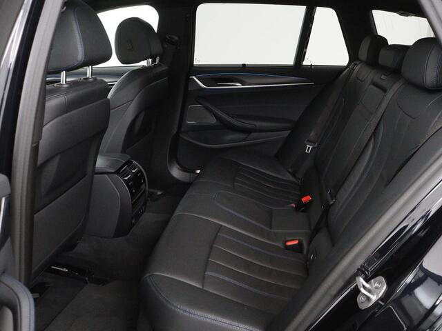 BMW 5-SERIE 530e xDrive M Sport | Panoramadak | Harman/Kardon | Stoel & stuurverwarming | Adaptive cruise | Camera | Trekhaak | Carplay | Achterbankverwarming | Live Cockpit | Sportstoelen