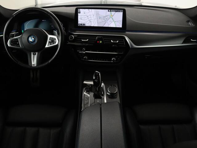 BMW 5-SERIE 530e xDrive M Sport | Panoramadak | Harman/Kardon | Stoel & stuurverwarming | Adaptive cruise | Camera | Trekhaak | Carplay | Achterbankverwarming | Live Cockpit | Sportstoelen