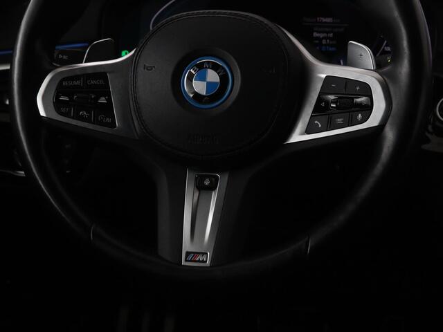 BMW 5-SERIE 530e xDrive M Sport | Panoramadak | Harman/Kardon | Stoel & stuurverwarming | Adaptive cruise | Camera | Trekhaak | Carplay | Achterbankverwarming | Live Cockpit | Sportstoelen