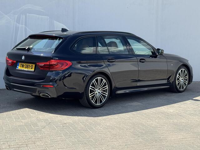 BMW 5-SERIE Touring 520i High Executive M - Sport / Elektrische stoelen met geheugenfunctie / Stoelverwarming / Elektrische achterklep / Apple Carplay/Android Auto / 19" lm. velgen
