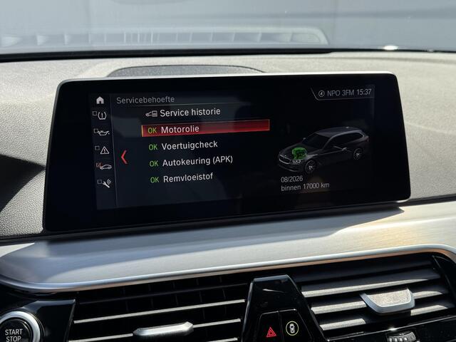 BMW 5-SERIE Touring 520i High Executive M - Sport / Elektrische stoelen met geheugenfunctie / Stoelverwarming / Elektrische achterklep / Apple Carplay/Android Auto / 19" lm. velgen