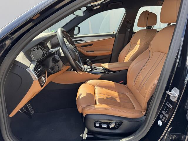 BMW 5-SERIE Touring 520i High Executive M - Sport / Elektrische stoelen met geheugenfunctie / Stoelverwarming / Elektrische achterklep / Apple Carplay/Android Auto / 19" lm. velgen