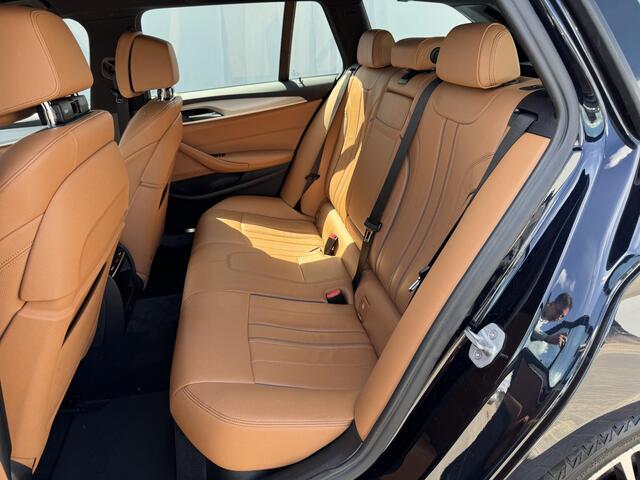 BMW 5-SERIE Touring 520i High Executive M - Sport / Elektrische stoelen met geheugenfunctie / Stoelverwarming / Elektrische achterklep / Apple Carplay/Android Auto / 19" lm. velgen