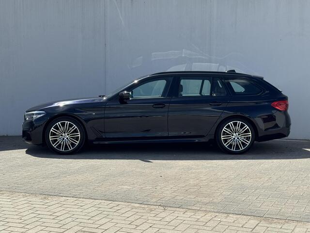 BMW 5-SERIE Touring 520i High Executive M - Sport / Elektrische stoelen met geheugenfunctie / Stoelverwarming / Elektrische achterklep / Apple Carplay/Android Auto / 19" lm. velgen