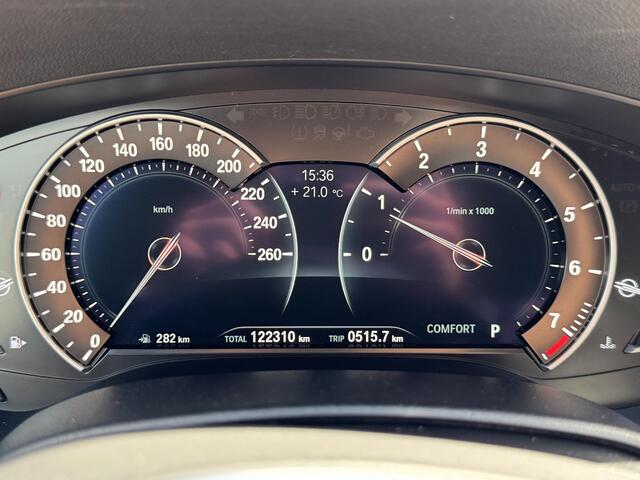 BMW 5-SERIE Touring 520i High Executive M - Sport / Elektrische stoelen met geheugenfunctie / Stoelverwarming / Elektrische achterklep / Apple Carplay/Android Auto / 19" lm. velgen