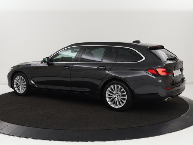 BMW 5-SERIE 530e High Executive | Leder | Stoel & stuurverwarming | Adaptive cruise | Carplay | Sfeerverlichting | Camera | Live Cockpit | Navigatie | Full LED