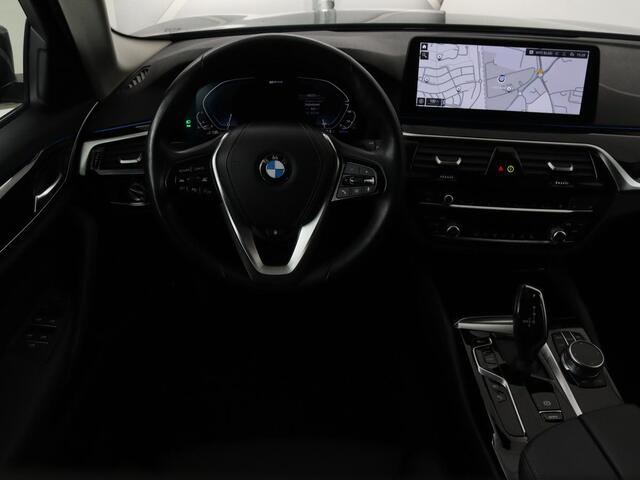BMW 5-SERIE 530e High Executive | Leder | Stoel & stuurverwarming | Adaptive cruise | Carplay | Sfeerverlichting | Camera | Live Cockpit | Navigatie | Full LED