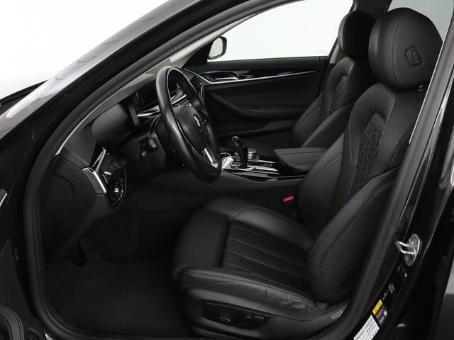 BMW 5-SERIE 530e High Executive | Leder | Stoel & stuurverwarming | Adaptive cruise | Carplay | Sfeerverlichting | Camera | Live Cockpit | Navigatie | Full LED