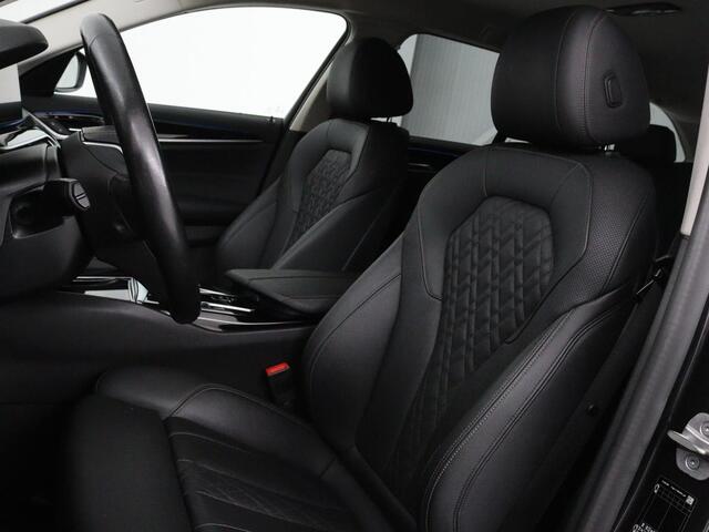 BMW 5-SERIE 530e High Executive | Leder | Stoel & stuurverwarming | Adaptive cruise | Carplay | Sfeerverlichting | Camera | Live Cockpit | Navigatie | Full LED