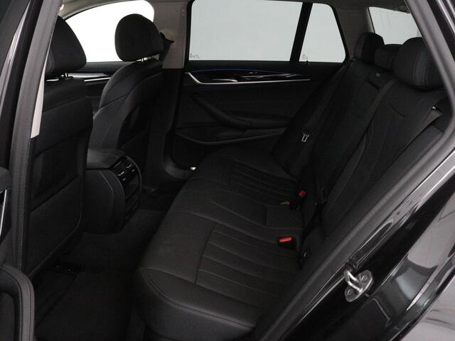 BMW 5-SERIE 530e High Executive | Leder | Stoel & stuurverwarming | Adaptive cruise | Carplay | Sfeerverlichting | Camera | Live Cockpit | Navigatie | Full LED