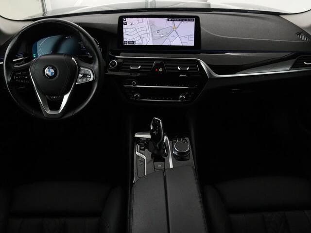 BMW 5-SERIE 530e High Executive | Leder | Stoel & stuurverwarming | Adaptive cruise | Carplay | Sfeerverlichting | Camera | Live Cockpit | Navigatie | Full LED