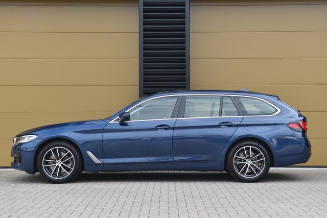 BMW 5-SERIE Touring 520i High Executive Edition * Comfort stoelen * Live cockpit * Grootlicht assistent * Dealer onderhouden *