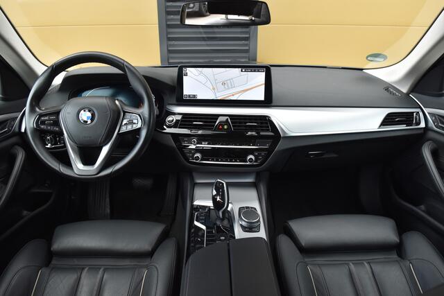 BMW 5-SERIE Touring 520i High Executive Edition * Comfort stoelen * Live cockpit * Grootlicht assistent * Dealer onderhouden *